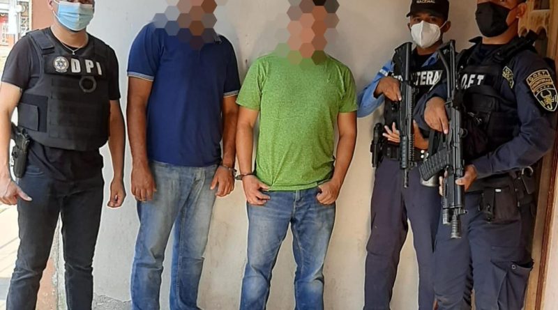 Detienen a tres migrantes ecuatorianos y dos supuestos traficantes de personas