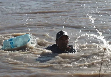 Más riesgos para migrantes en la frontera de México por el agua que EEUU cede al río Bravo
