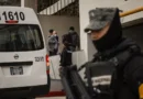Migrantes deportados son trasladados a albergues en el puerto fronterizo de El Chaparral en Tijuana (México). EFE/ Joebeth Terríquez