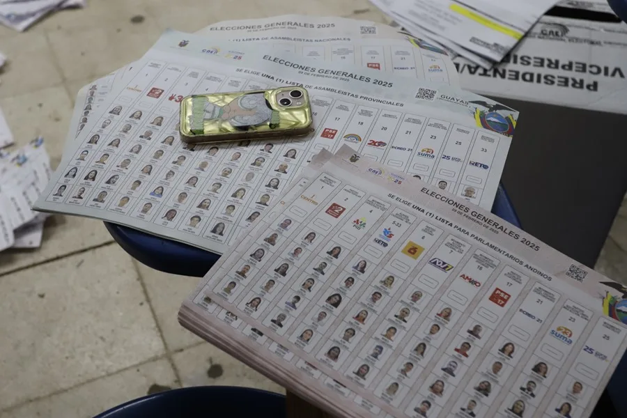Corte Constitucional de Ecuador valida la prohibición de votar con el teléfono en la mano