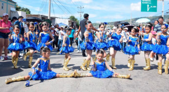 Niños de kínderes dan ejemplo de civismo al desfilar en todo el país